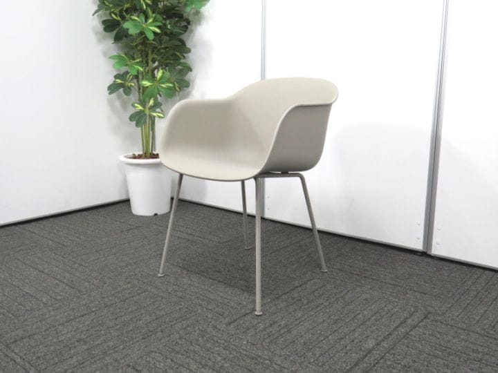 【中古】ファイバーアームチェア Muuto/ムート チューブベース ダスティーグリーン 中古 S4224