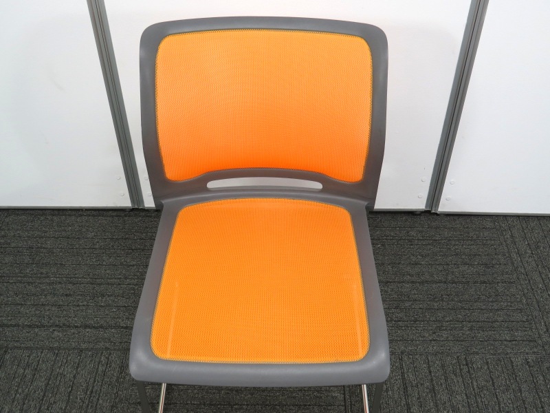 中古家具　ROCKSTONE UNITE スタッキングチェア　オレンジ スタッキングチェア 背面メッシュ オレンジ [MC-193] – もったいない