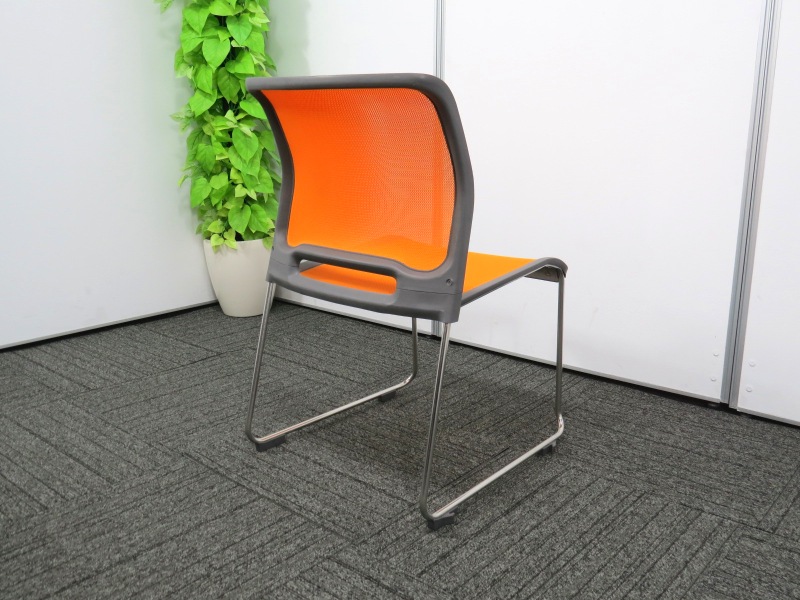 中古家具　ROCKSTONE UNITE スタッキングチェア　オレンジ スタッキングチェア 背面メッシュ オレンジ [MC-193] – もったいない