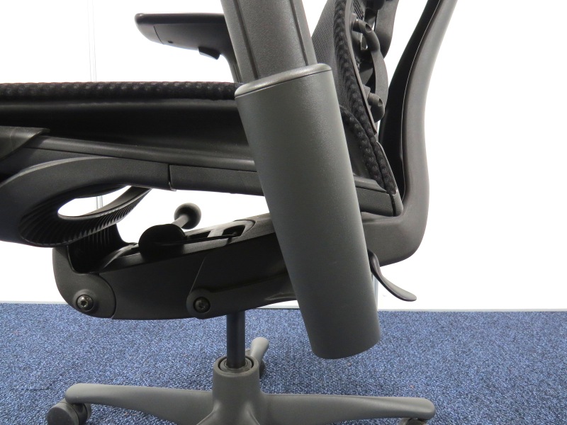 中古オフィス家具 ハーマンミラー/エンボディチェア(グラファイト