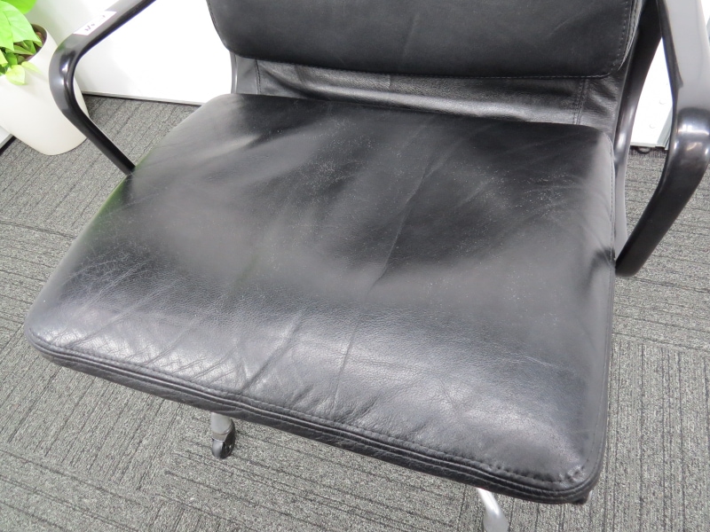 ハーマンミラー イームズ ソフトパッドグループチェア 4本脚 中古