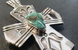 オーダーペンダント　ジェニファー・カーティス作　《クロスモチーフ・POWWOWナゲッツ ロイストン3.05ｃｔ》