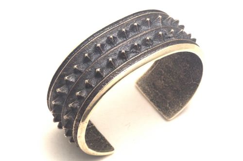 ナバホバングル フロイド・パーカスト作 《総スタッズ/トゥファキャスト》 内周17.8cm