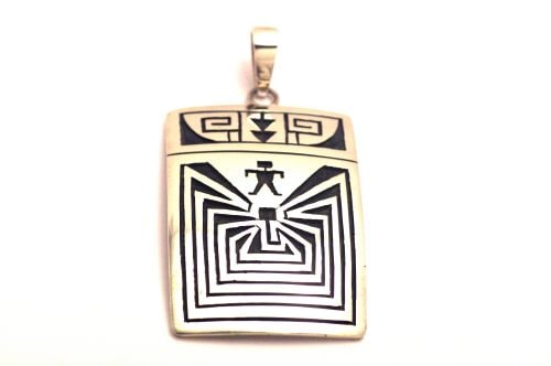 ホピペンダント クリフトン・モワ作 《マン・イン・ザ・メイス》