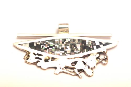 ズニ・インレイペンダント コリン・クーンシス作 《マザーオブパール&シルバーワーク/モノトーン》