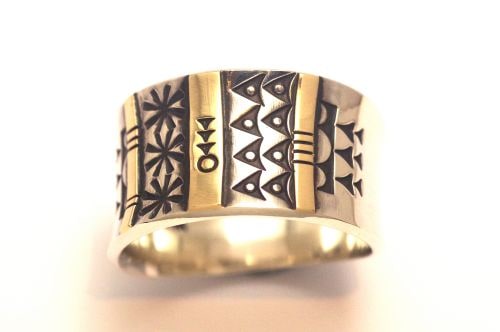 ナバホリング ノルバート・ペシュラカイ作 《スタンプワーク/14K/幅広》 20号