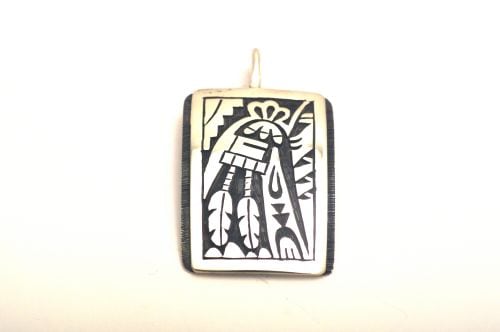 ホピペンダント　クリフトン・モワ作　《ロングヘアカチナ》