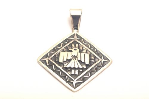 ナバホペンダント　サンシャイン・リーブス作　《サンダーバード＆スタンプ》