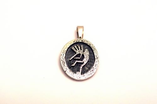 ホピペンダント　ジェラルド・ロマヴェンテマ作　《ココペリ》