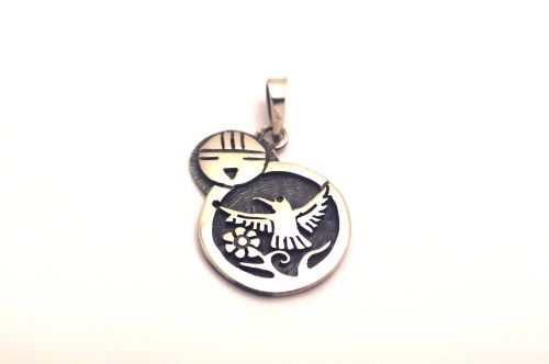 ホピペンダント　ジェラルド・ロマヴェンテマ作　《ハミングバード＆サンフェイス》