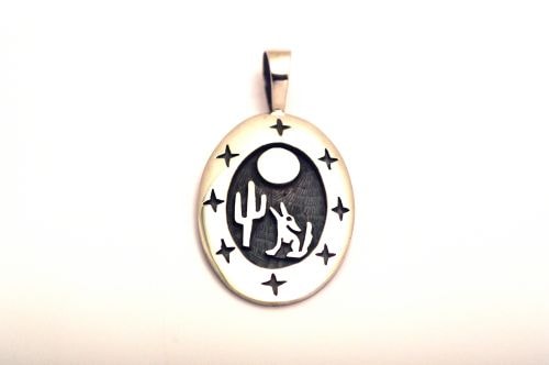 ホピペンダント　ジェラルド・ロマヴェンテマ作　《月夜のコヨーテ》