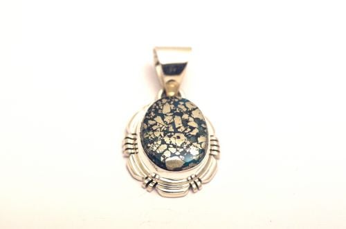 【POWWOWナゲッツ】　ナバホペンダント　リック・トリノ作　《イサカピーク》