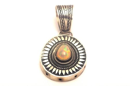 【POWWOWナゲッツ】　ナバホペンダント　カルビン・マルティネス作　《3D＆オパール/インゴットシルバー》