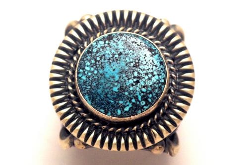 【POWWOWナゲッツ】　ナバホリング　デルバート・ゴードン作　《キングマンブラックウェブ》　24号