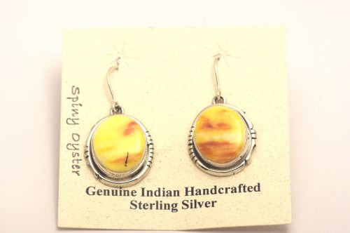 ナバホ・インレイピアス　Lucy Jake作　《スパイニーオイスター》　