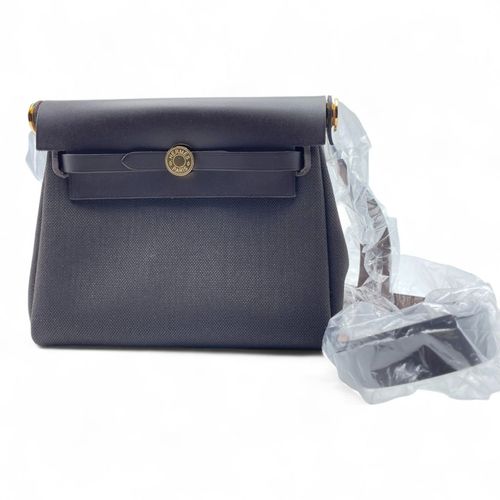 エルメス エールバッグ ジップ ミニ 20 ノワール トワルミリタリー