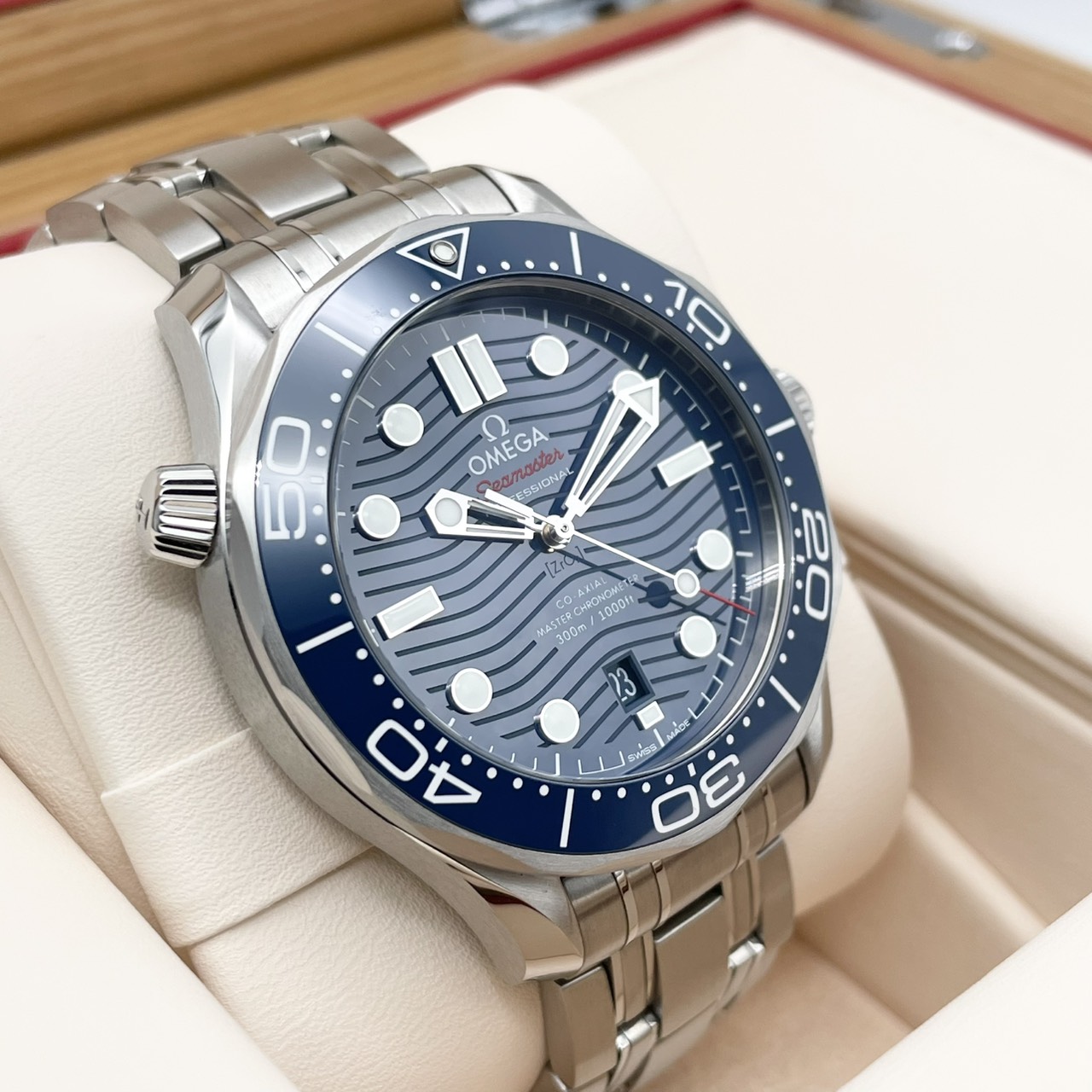 �����946,000�ߡۥ��ᥬ �����ޥ����� �����С�300M 210.30.42.20.03.00﻿1 ���ƥ�쥹�������� �֥롼 42mm 