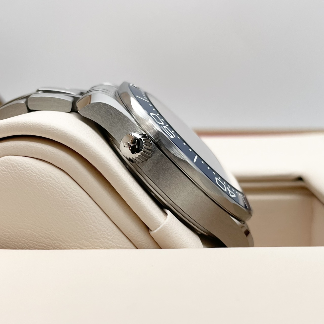 �����946,000�ߡۥ��ᥬ �����ޥ����� �����С�300M 210.30.42.20.03.00﻿1 ���ƥ�쥹�������� �֥롼 42mm 