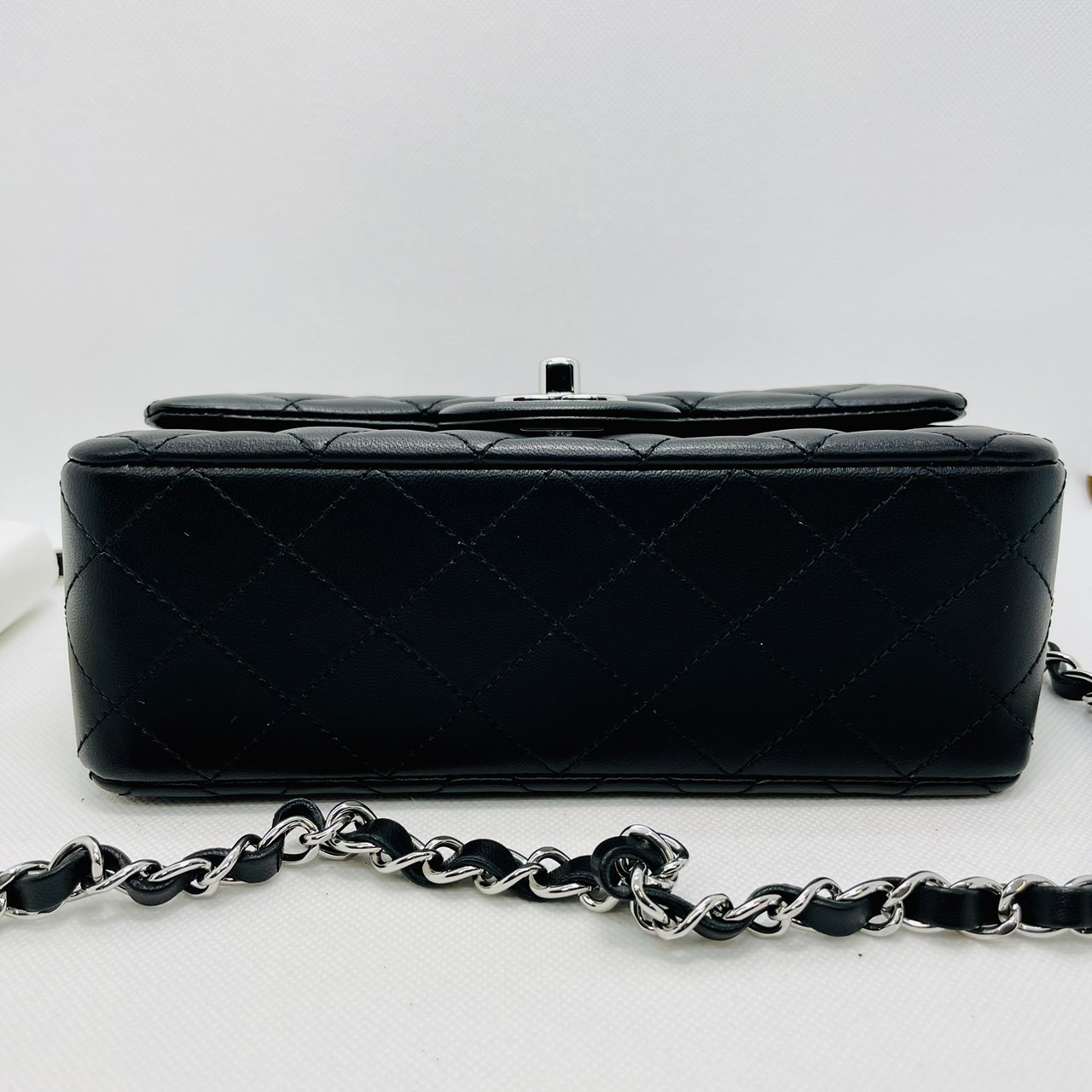 極美品 シャネル ミニミニマトラッセ ラムスキン トップハンドル パール 黒 CHANEL - 極美品 シャネル ミニミニマトラッセ ラムスキン