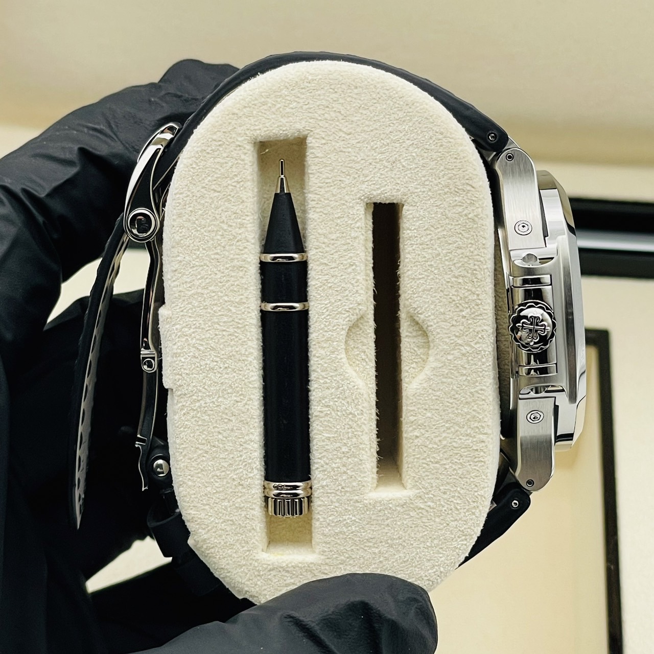 �ѥƥå��ե���å� �Ρ����饹 ���˥奢�륫������ 5726A-001�֥�å� 40.5mm