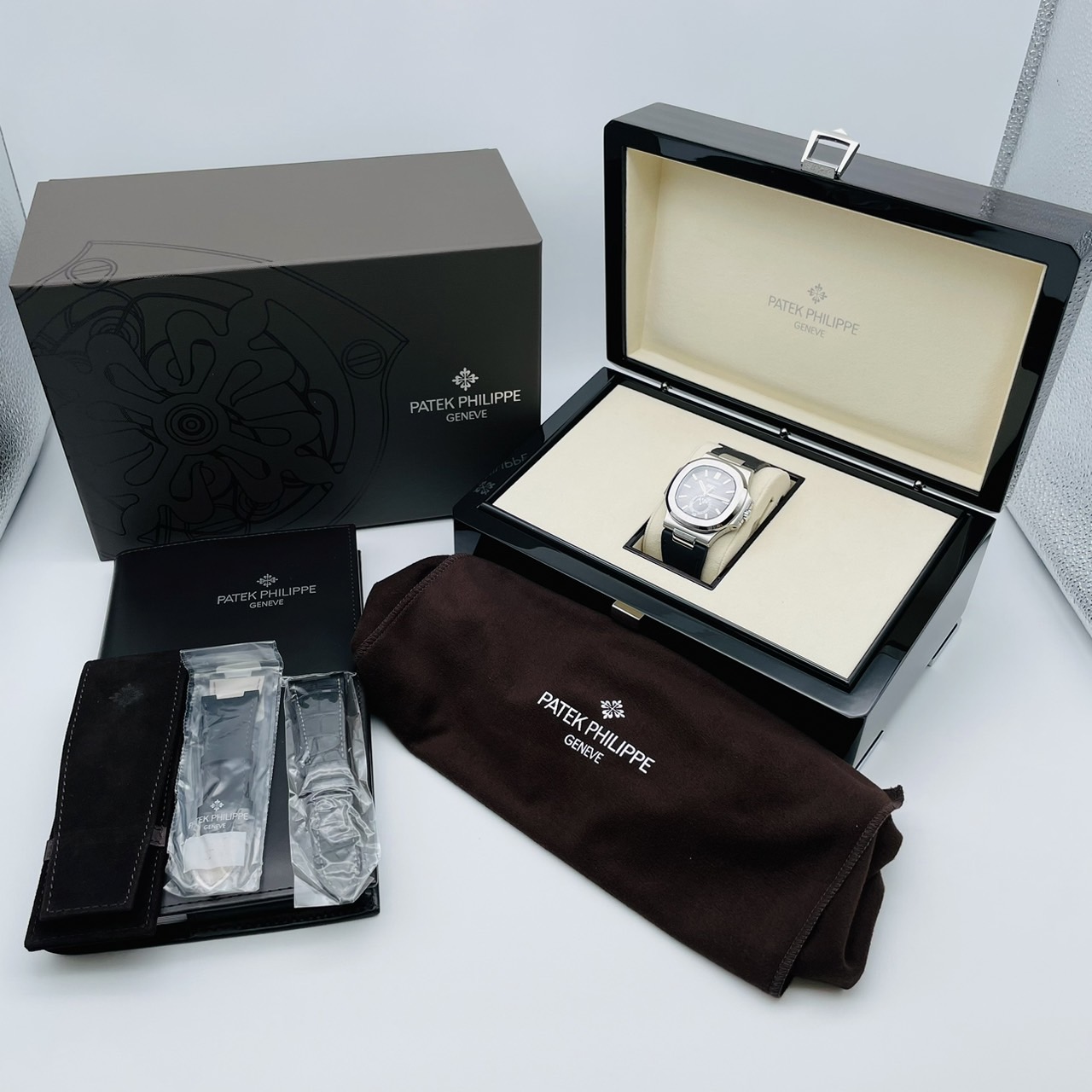 �ѥƥå��ե���å� �Ρ����饹 ���˥奢�륫������ 5726A-001�֥�å� 40.5mm