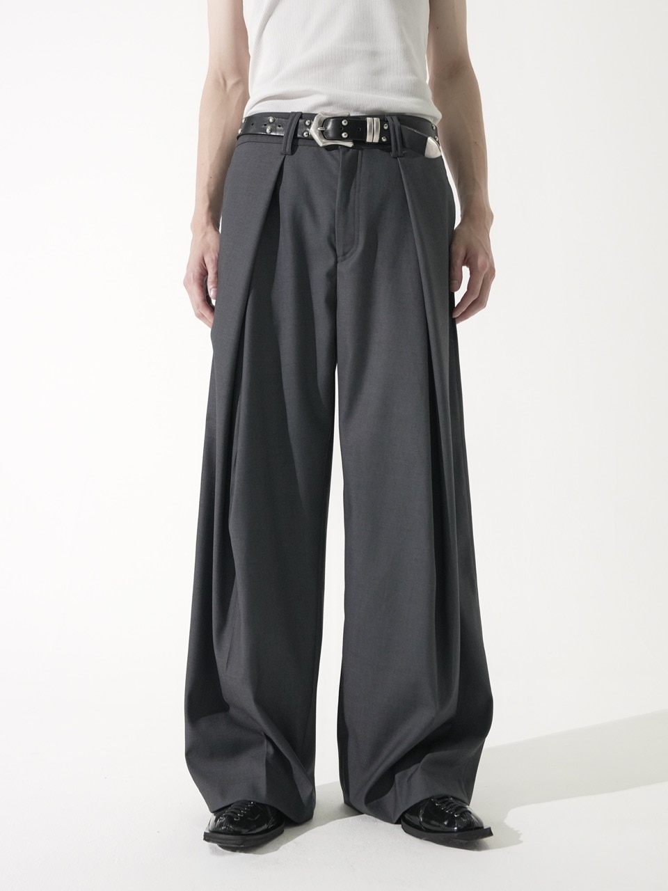 【CS】Cross tuck drape slacks サイズ1 CS】cross tuck drape slacks (charcoal) | OUR BRAND,Chikashitsu +