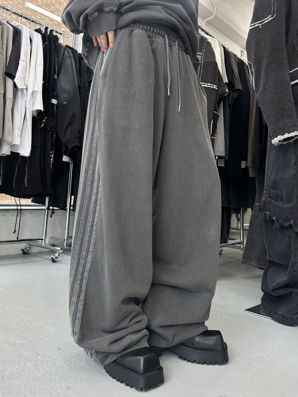 パンツ BOHEMSEO : 25SS / SCULPT SWEAT PANTS (2COLORS) 受注制【nmtc +】set up side line pigment sweat pants (2color