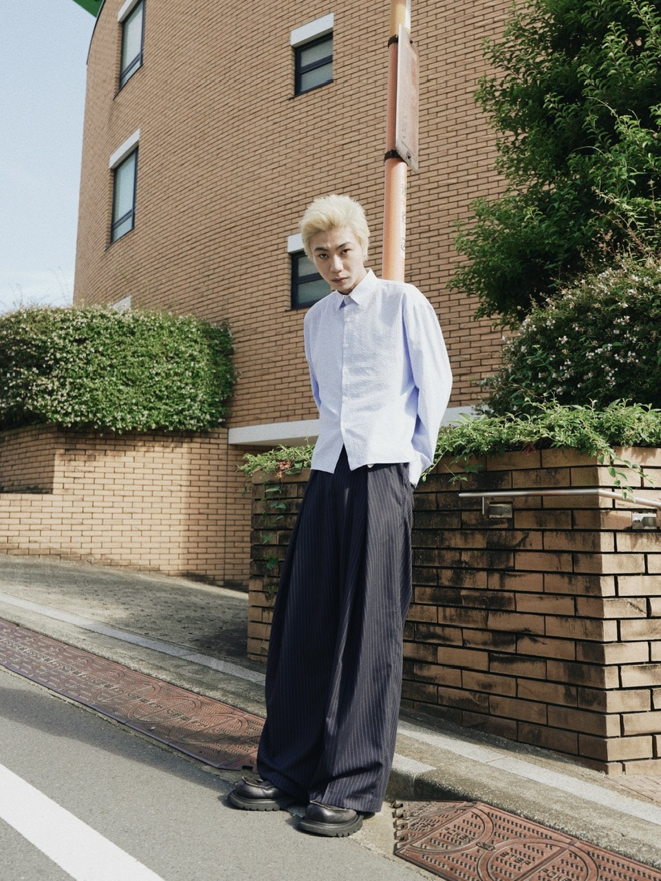 【CS】✨新作✨stripe cross tuck drape slacks CS】stripe cross tuck drape slacks (navy) | OUR BRAND