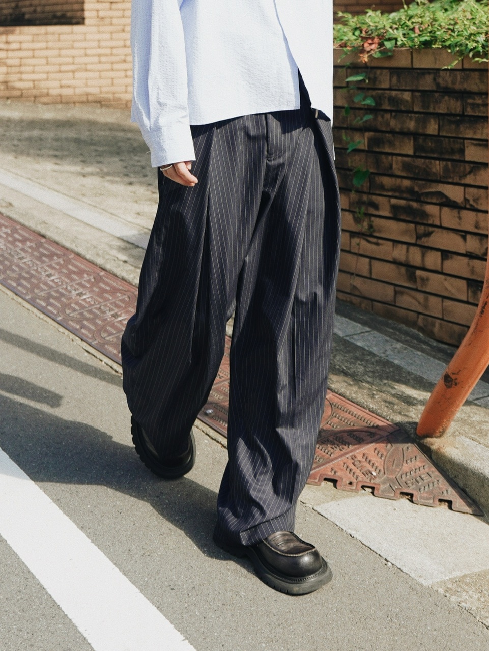 CS】stripe cross tuck drape slacks (navy) | OUR BRAND