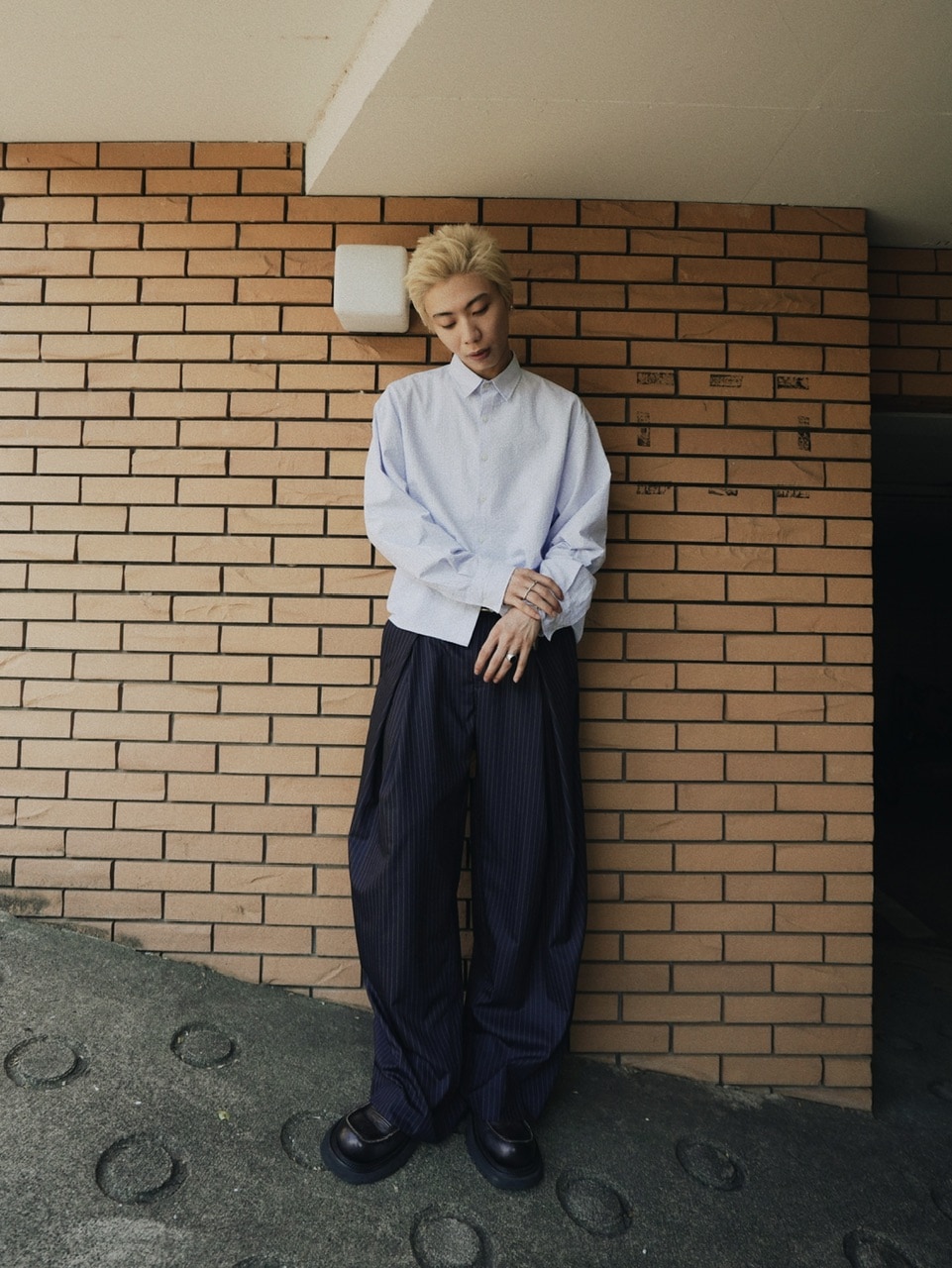 【CS】✨新作✨stripe cross tuck drape slacks CS】stripe cross tuck drape slacks (black) | OUR BRAND