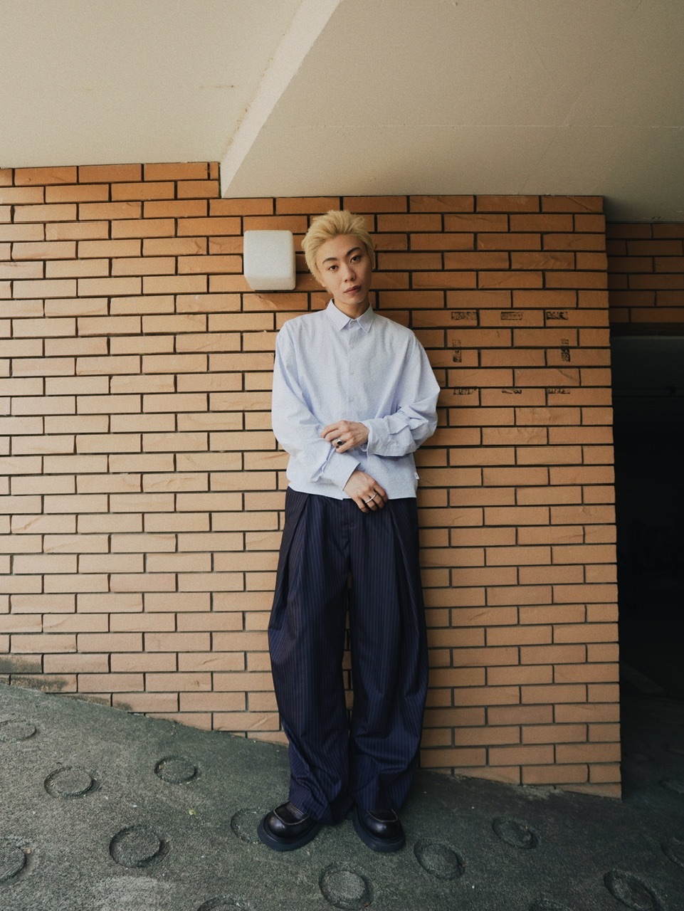 【CS】✨新作✨stripe cross tuck drape slacks CS】stripe cross tuck drape slacks (black) | OUR BRAND