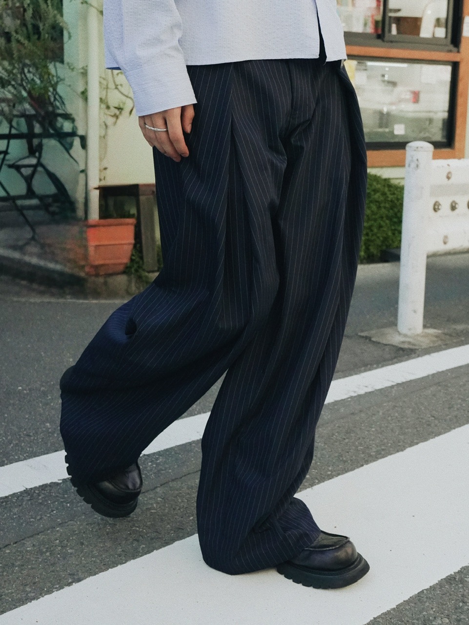 CS】stripe cross tuck drape slacks (navy) | OUR BRAND