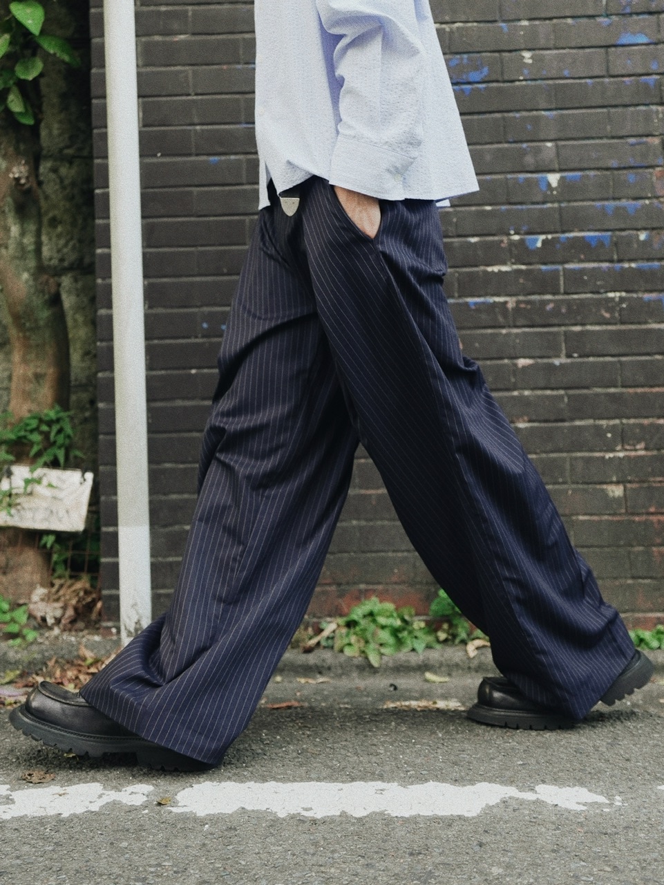 【CS】✨新作✨stripe cross tuck drape slacks CS】stripe cross tuck drape slacks (black) | OUR BRAND