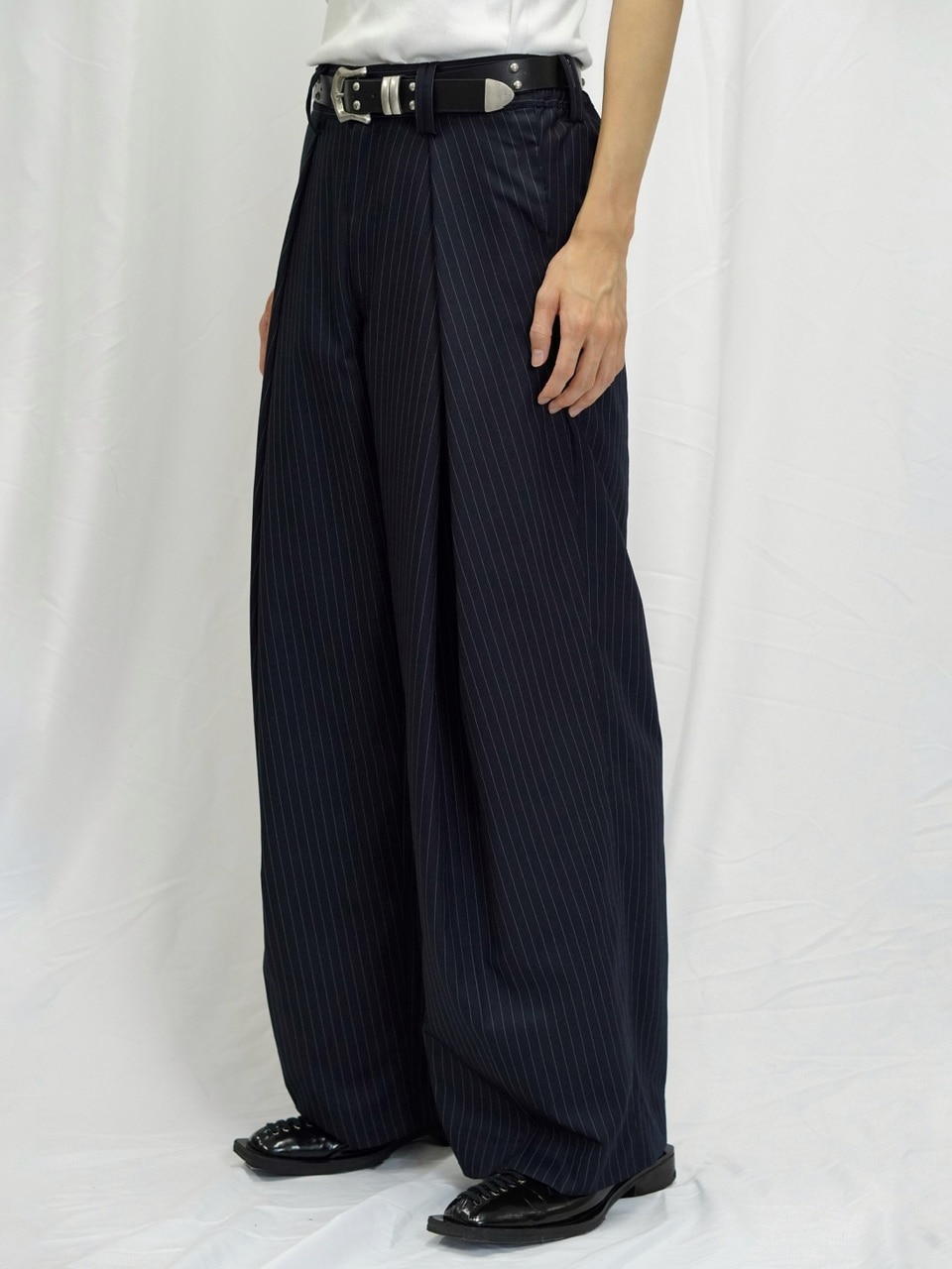 【CS】✨新作✨stripe cross tuck drape slacks 8/31 20:00発売【CS】stripe cross tuck drape slacks (navy