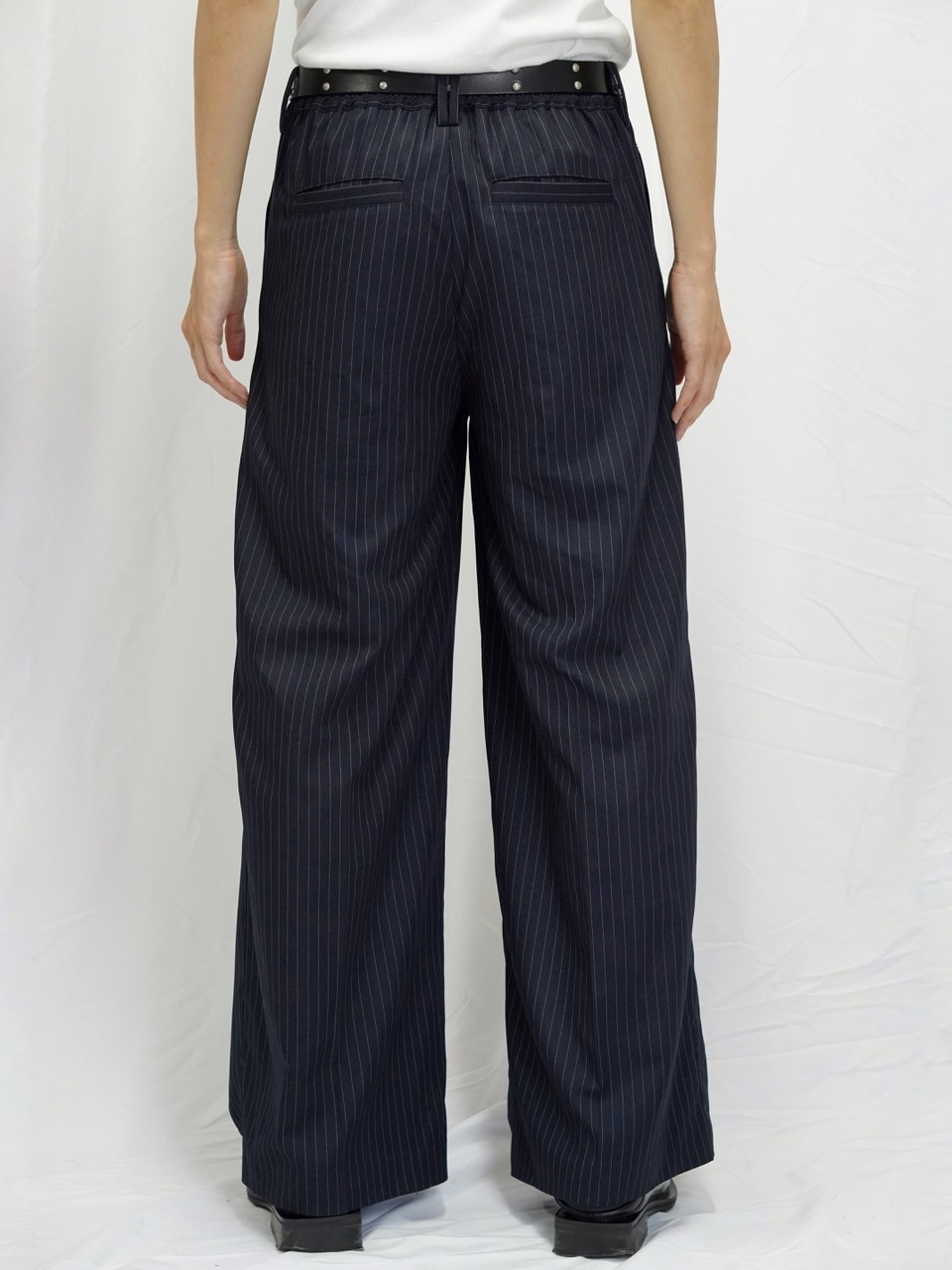 CS】stripe cross tuck drape slacks (navy) | OUR BRAND