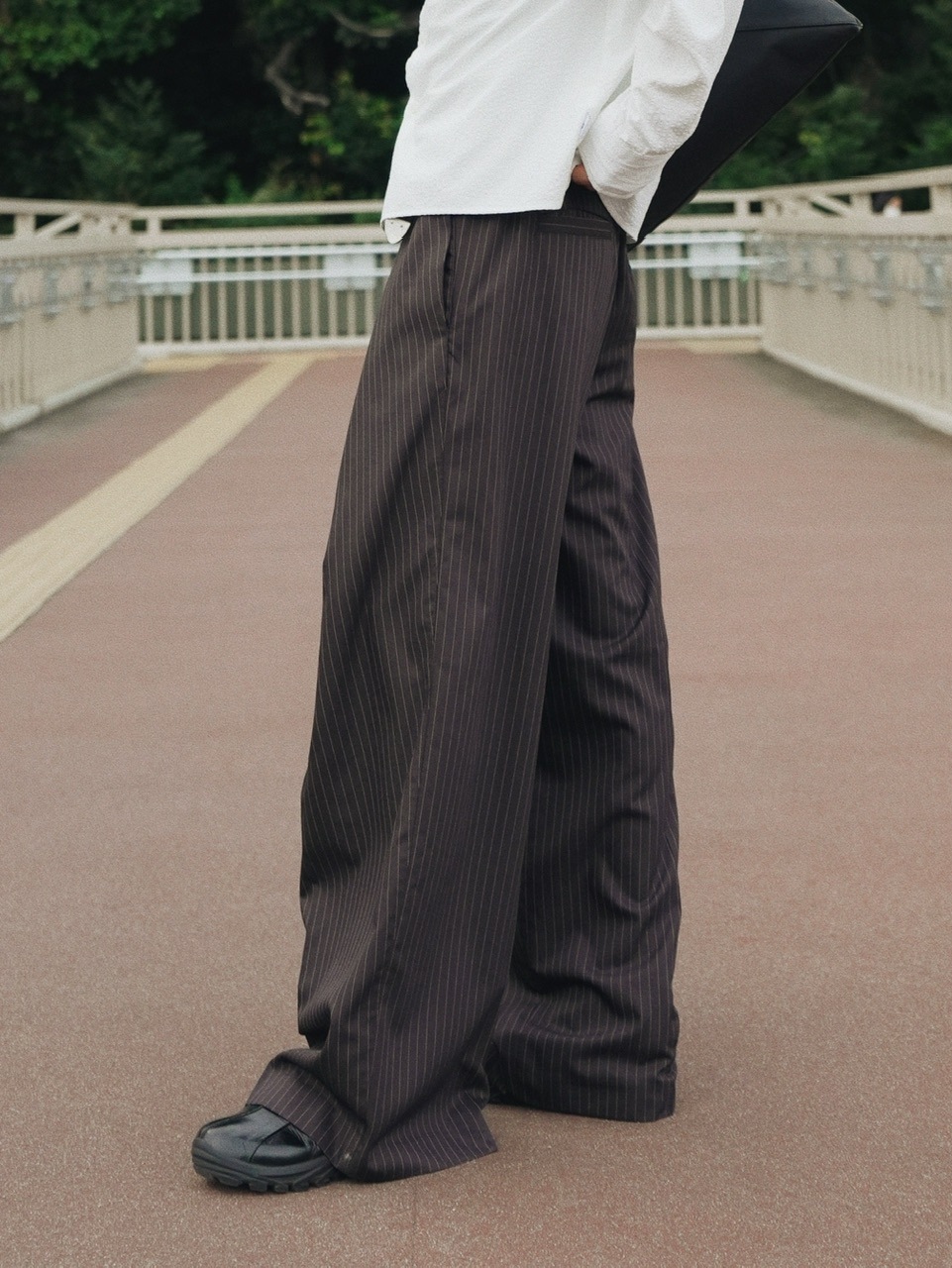 【Chikashitsu +】stripe tuck slacks 受注制【Chikashitsu +】stripe tuck slacks / 【チカシツプラス
