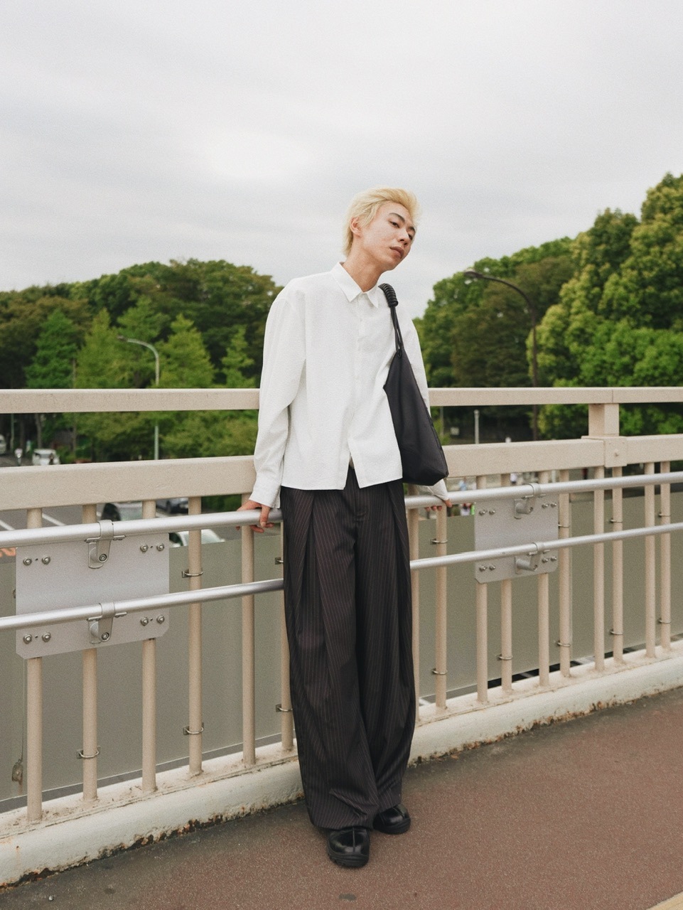 【CS】✨新作✨stripe cross tuck drape slacks CS】stripe cross tuck drape slacks (black) | OUR BRAND