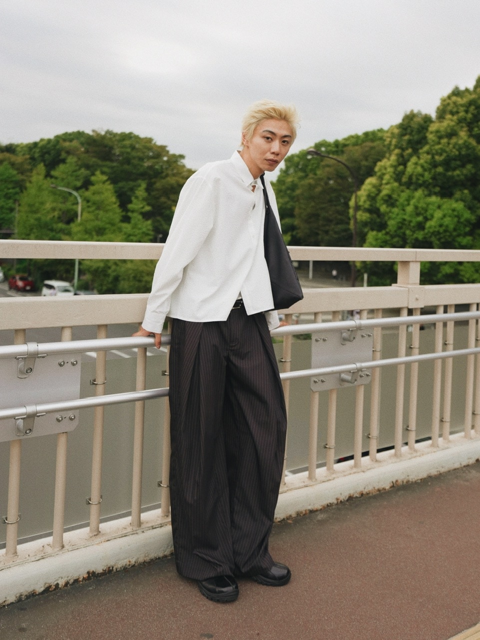 【CS】✨新作✨stripe cross tuck drape slacks CS】stripe cross tuck drape slacks (black) | OUR BRAND