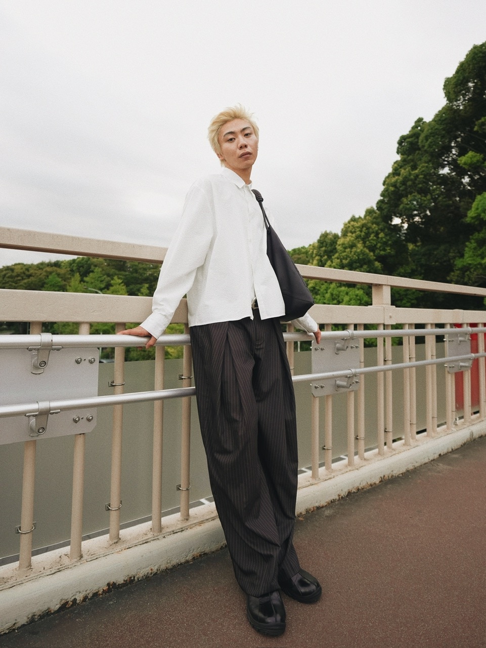 【CS】✨新作✨stripe cross tuck drape slacks CS】stripe cross tuck drape slacks (navy) | OUR BRAND