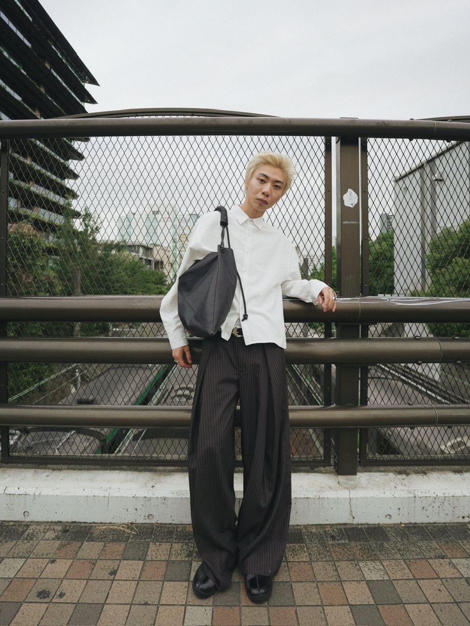 【CS】✨新作✨stripe cross tuck drape slacks CS】stripe cross tuck drape slacks (navy) | OUR BRAND