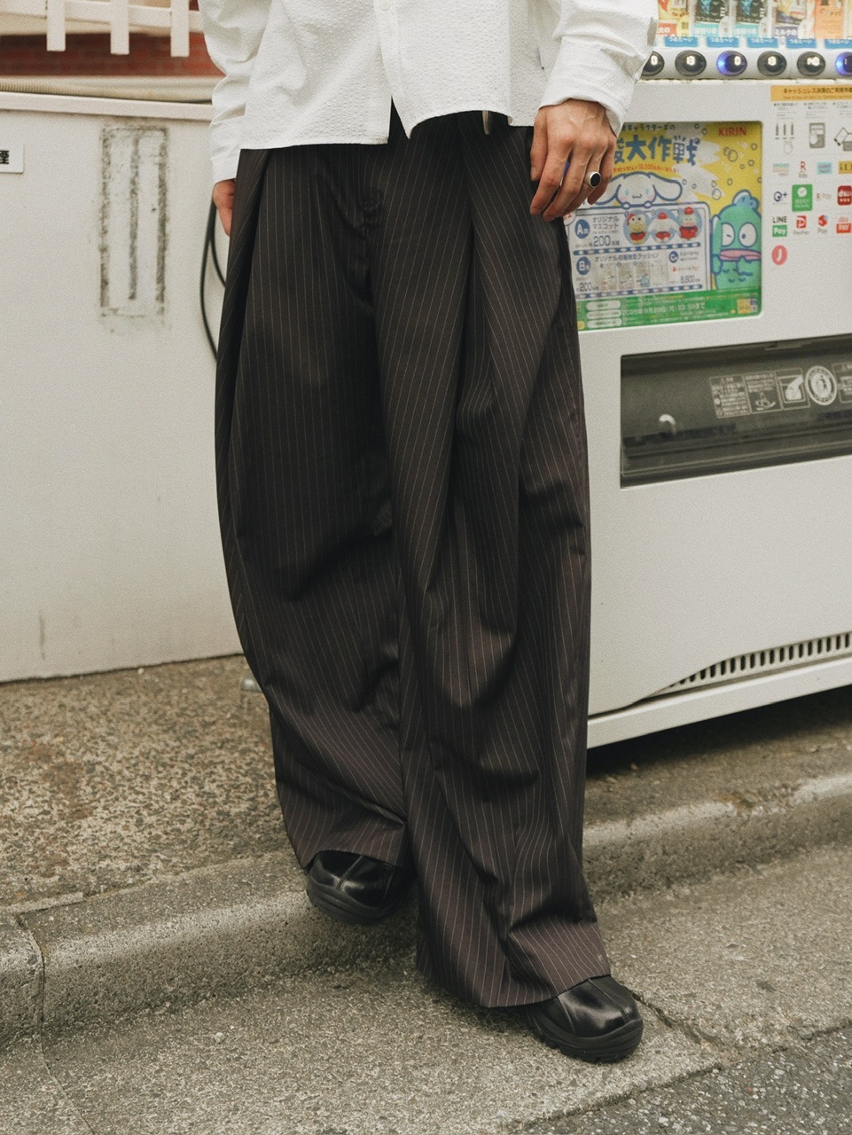 【CS】✨新作✨stripe cross tuck drape slacks CS】stripe cross tuck drape slacks (black) | OUR BRAND