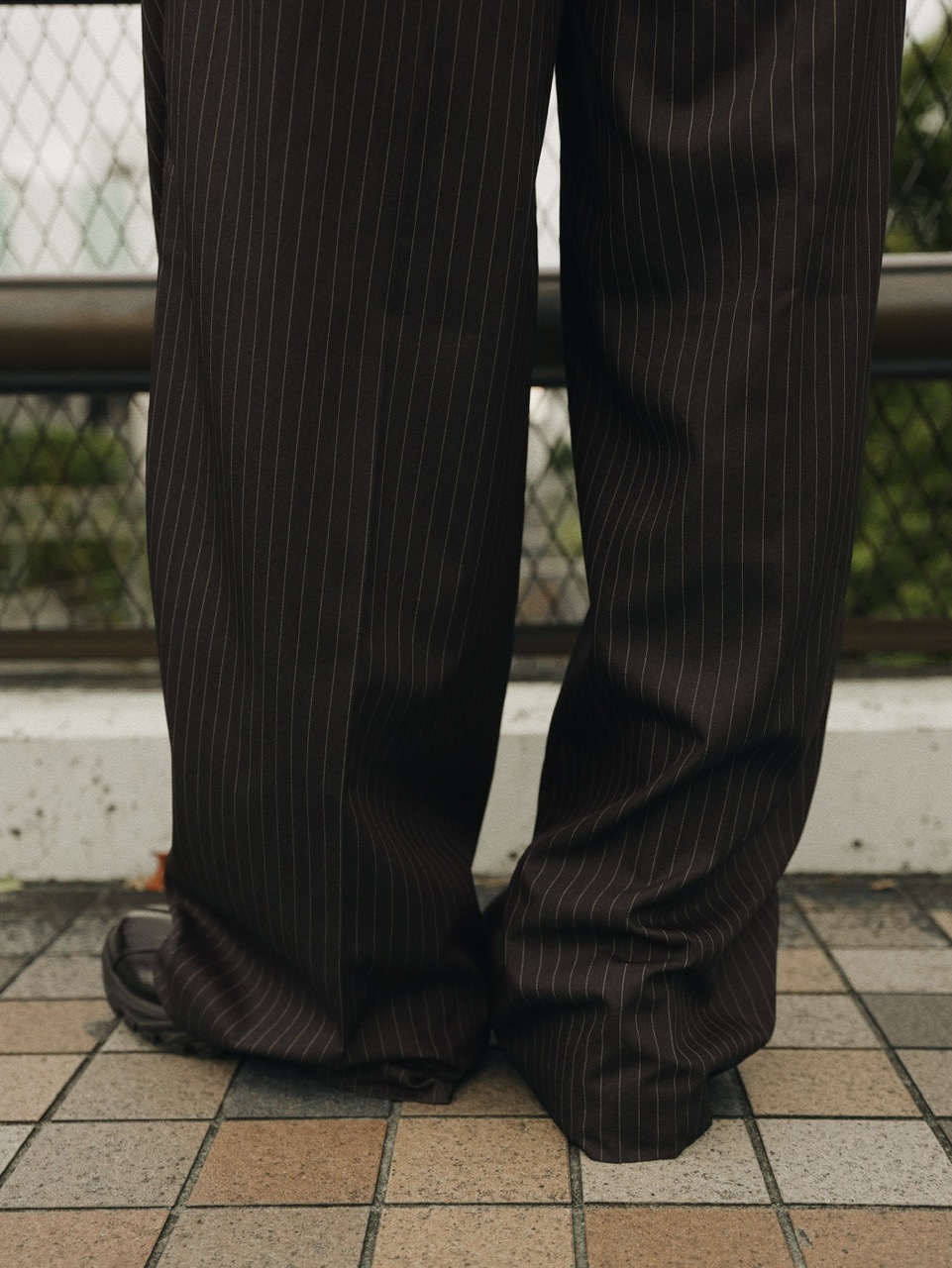 CS】stripe cross tuck drape slacks (brown) | OUR BRAND