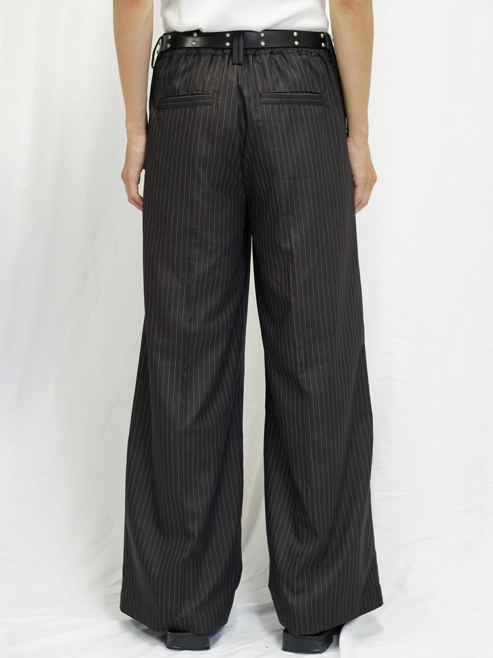 【CS】✨新作✨stripe cross tuck drape slacks CS】stripe cross tuck drape slacks (brown) | OUR BRAND
