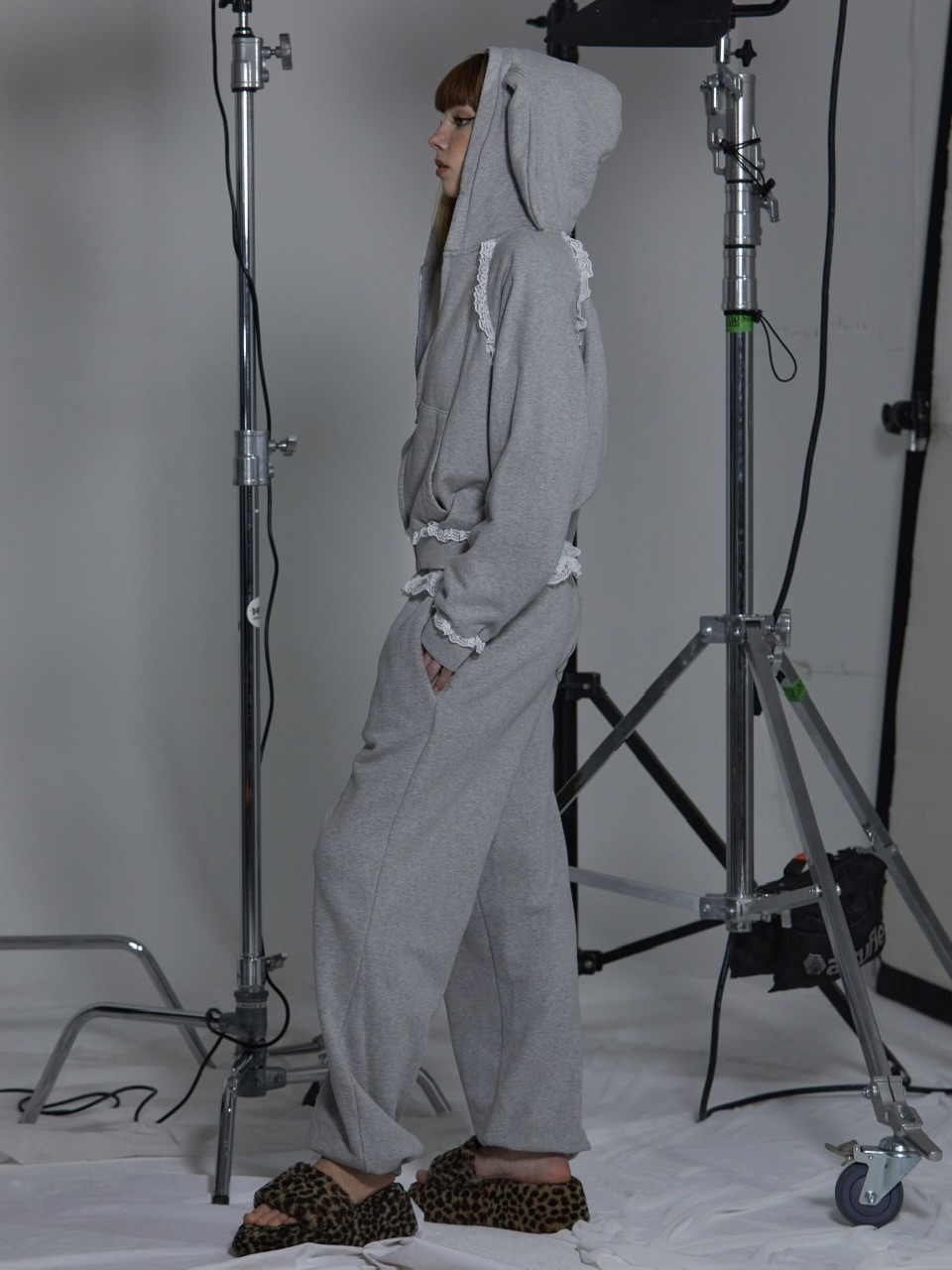 【GATELESS】RABBIT FRILL ZIP-UP HOODIE