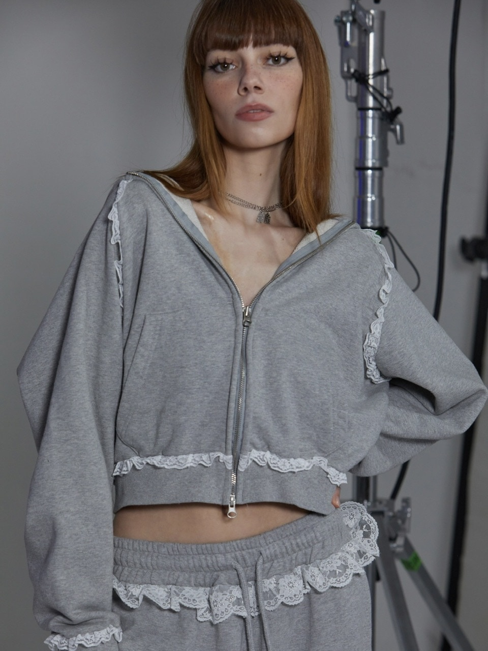 【GATELESS】RABBIT FRILL ZIP-UP HOODIE