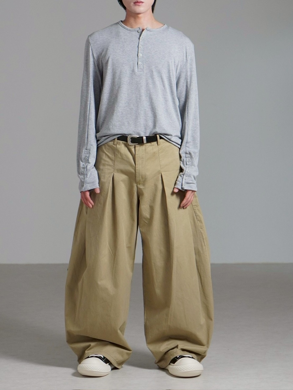 受注制【Chikashitsu +】pleats chino wide pants / 【チカシツプラス
