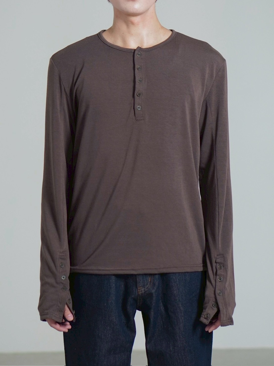 受注制【Chikashitsu +】sleeve button henry neck long sleeve tee