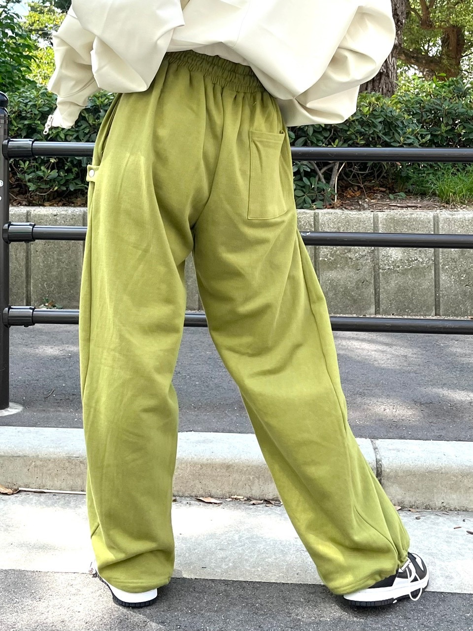 【Chikashitsu +】side button balloon sweat pants (3color)