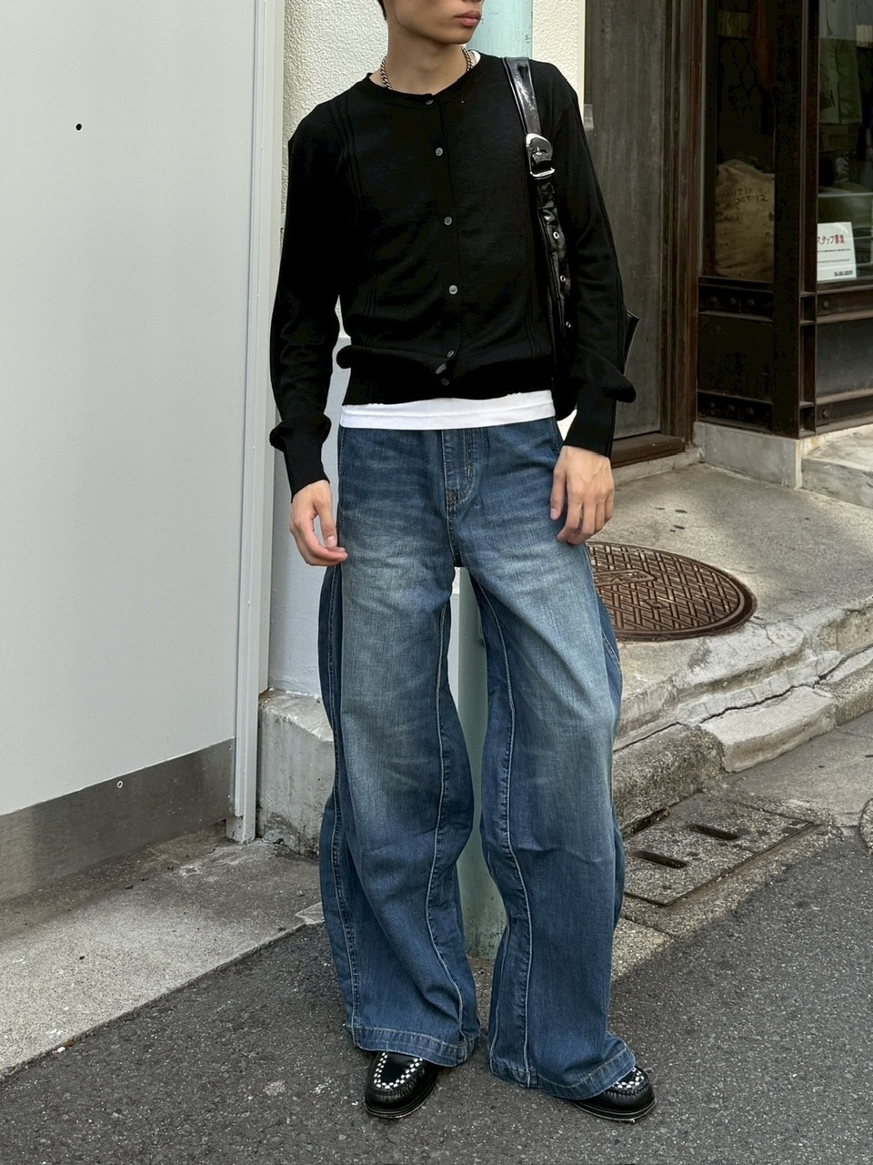 Chikashitsu+ サイドウェーブデニムパンツ Chikashitsu +】side wave design denim pants | OUR BRAND