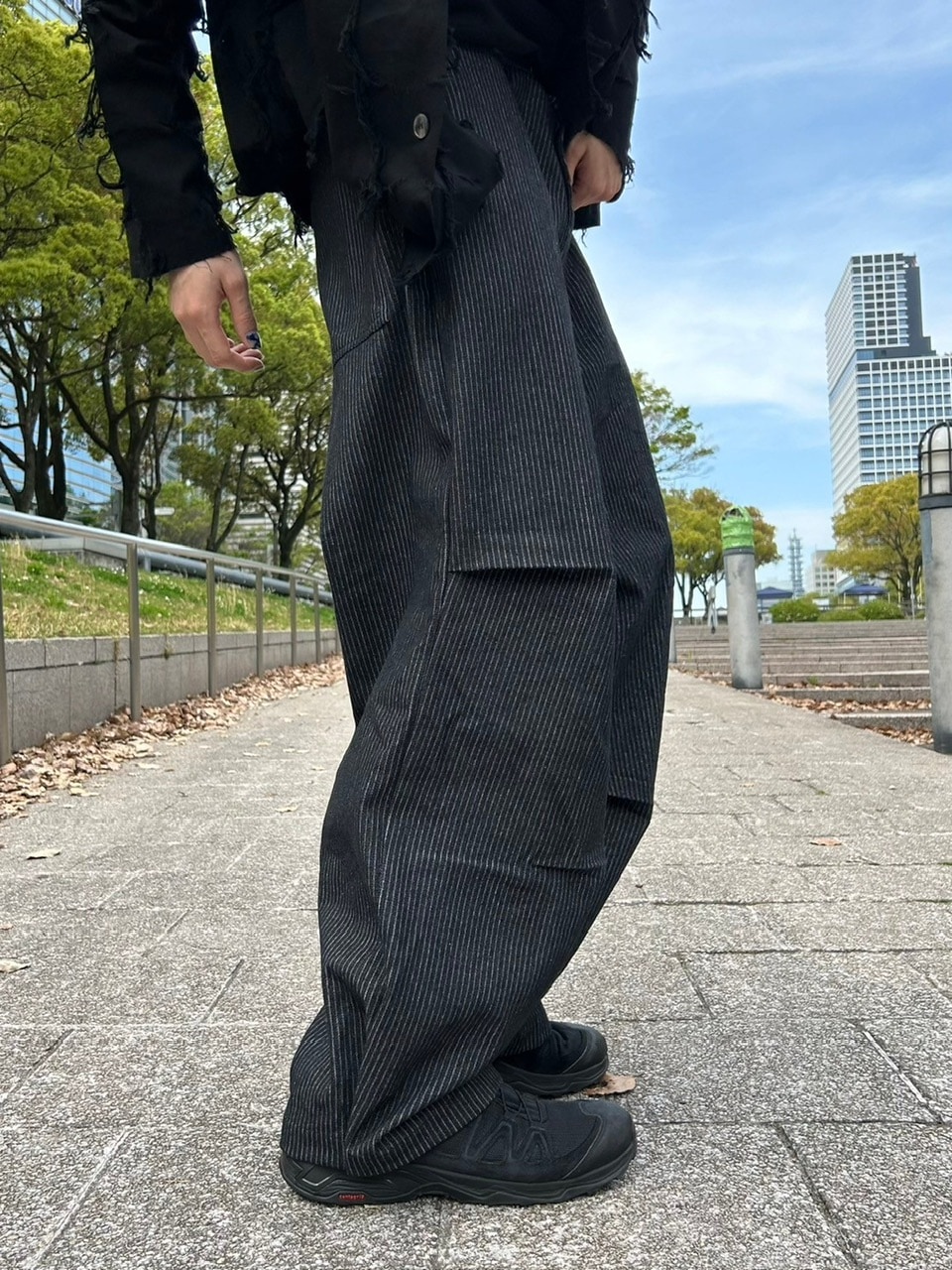 ドラ消し 受注制【Chikashitsu +】snap button hickory stripe pants